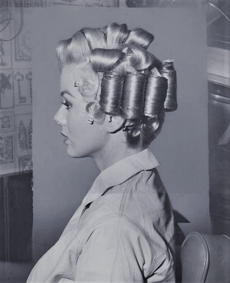 Hair In Rollers, Roller Set Hairstyles, Fenugreek For Hair, Marilyn Monroe Hair, Vintage Beauty Salon, Curly Perm, Roller Curls, Vintage Hairstyles Tutorial, 1950s Hairstyles