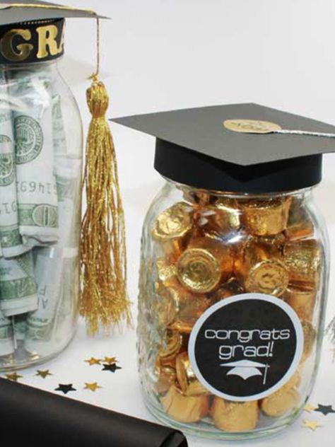 Graduation Mason Jars, Mason Jar Party Favor, Creative Graduation Party Ideas, Boyfriend Graduation Gift, Mason Jar Party, Diy Graduation Gifts, Diy Jar, Graduation Crafts, Graduation Party Centerpieces