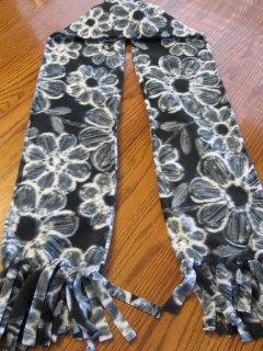 Fleece Scarf Pattern, Fleece Ideas, Sewing Blankets, Sew Blankets, Fleece Sewing Projects, Scarf Making, Fleece Mittens, Sewing Scarves, Fleece Crafts