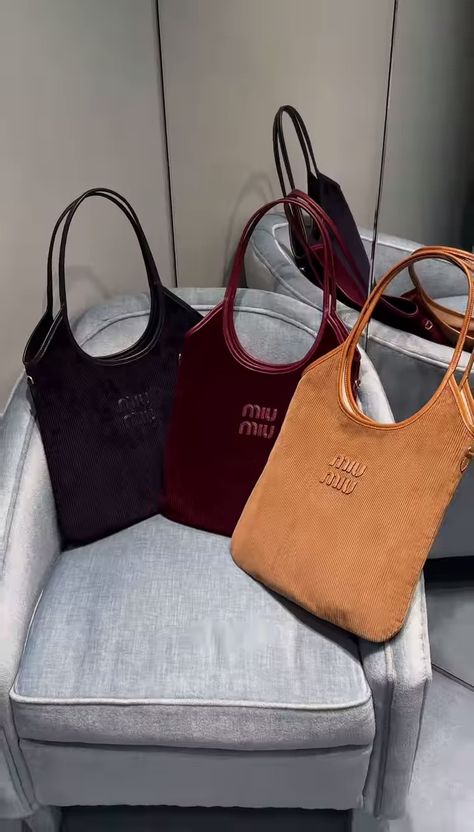 #miumiu #totebag #bag #outfit #style #bag #fashion #model Miu Miu Tote Bag, Miumiu Bags, Hobo Bag Outfit, Miumiu Fashion, Tote Bag Outfit, Minimalist Tote Bag, Minimalist Tote, Bag Outfit, Outfit Style