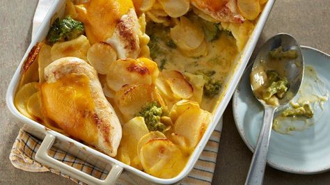 Cheddar just makes dinner better.  This convenient ingredient combo can be on the table in less than an hour for family or friends! Augratin Potatoes, Potato Chicken, Crispy Garlic, Betty Crocker Recipes, Chicken Bake, Potatoes Au Gratin, College Boys, Parmesan Chicken, Incredible Edibles