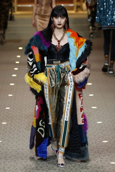 Cara Delevingne walking the Burberry Spring 2018 runway. | Rainbow Coats Trend 2018 | POPSUGAR Fashion Photo 6 Runway Fashion Colorful, Funky Runway Fashion, Maxamilist Fashion, Maximalist Outfits Men, Maximal Fashion, Avant Garde Street Style, Maximalist Fashion Style, Coat Runway, Maximal Style