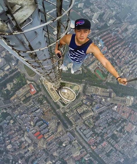 20 Crazy City Climber Selfies From Around The World - Wow Gallery Heights Scary, Unbelievable Pictures, Wow Photo, Scenic Photography, Scary Places, Crazy People, Jolie Photo, Parkour, Extreme Sports