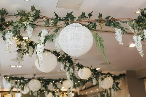 Hanging Lanterns Wedding Reception, Hanging Garland Wedding Decor, Paper Lantern With Flowers, Ceiling Flower Decoration, White Lantern Decor, Elegant Signage, Hanging Lanterns Wedding, Paper Lantern Wedding, Paper Wedding Decorations