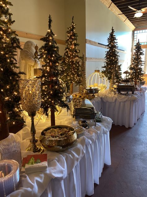 Christmas Wedding Food Buffet, Christmas Catering Ideas Buffet Tables, Christmas Buffet Table Decorations Ideas, Christmas Buffet Decorations, Christmas Food Display, Staff Christmas Party Ideas, Wedding Buffet Table Decor, Christmas Buffet Table, Wedding Buffet Table