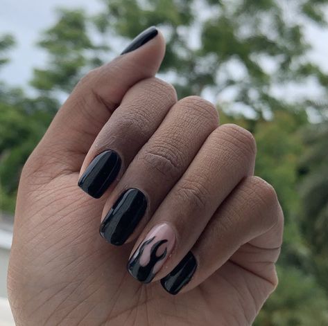 Black Nails With Flame Design, Flame Nails Acrylic Short, Short Nail Designs Flames, Black Nail Art Square, Black Flame Nails Short, Flame Nails Square, Nails Black Flames, Square Flame Nails, Nail Ideas Flames