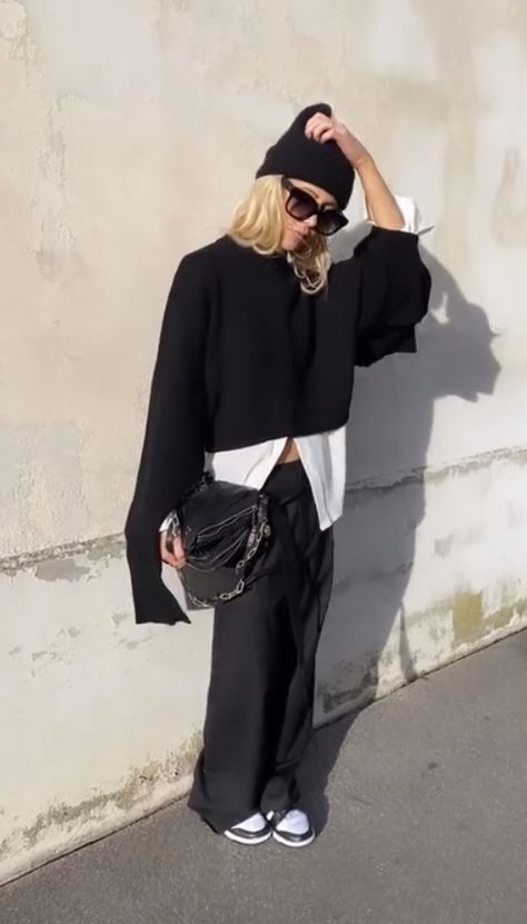 Effortless Chic Outfits, Black Sweater Outfit, Chic Style Outfits, Cool Girl Outfits, Sweater Refashion, Urban Chic Fashion, Oversized Outfit, Street Style Edgy, Casual School Outfits