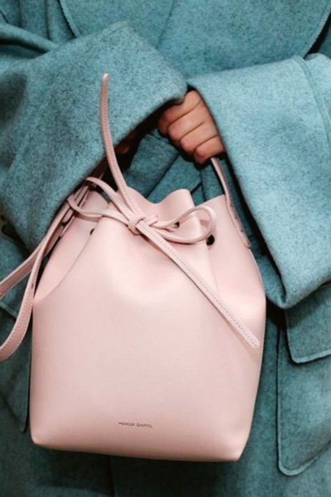 Love these colors                                                                                                                                                                                 More Bucket Bags Outfit, Nice Purses, Pink Handbag, Mode Tips, Blazer Outfit, Lv Bags, Kelly Bag, Stylish Handbags, Handbag Heaven