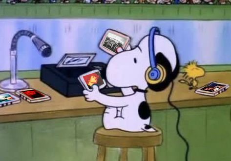 Music Pfp Icon, Snoopy Listening To Music, Music Pfp, Baby Snoopy, Snoopy Funny, Snoopy Images, Snoopy Wallpaper, Snoopy Pictures, Snoop Dog