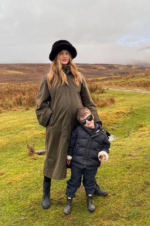 Pregnant Rosie Huntington-Whiteley gives rare look at idyllic family life in UK - Mirror Online Rosie And Jason, Rosie Huntington Whiteley Style, Rosie Huntington, Kelly Brook, Sorel Boots, Jason Statham, Huntington Whiteley, Stylish Maternity, Rosie Huntington Whiteley