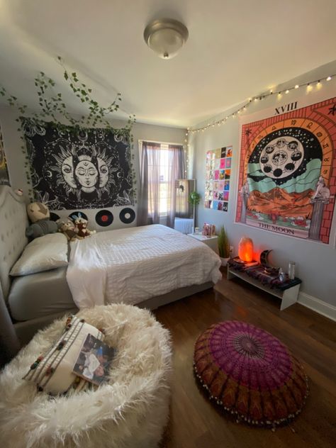 Groovy Bedroom Ideas, Tapestry On Ceiling, Lesbian Bedroom, Room Tapestry Ideas, No Headboard Ideas Bedroom, College Rooms, Tarot Tapestry, Aesthetic Tapestry, Indie Bedroom