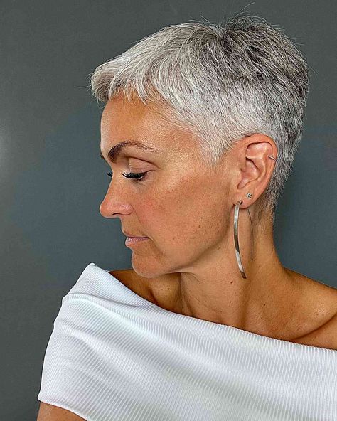 25 Women With Grey Hair Who Got a Stunning Silver Hair Color Transformation Pixie Haircut Grey Hair, Short Grey Hair Over 50 Modern Haircuts, Short Gray Hair Edgy, Grey Pixie Haircut, Women With Grey Hair, Short Grey Haircuts, Baked Burgers, Blonde Hair Short, Hair Color Transformation