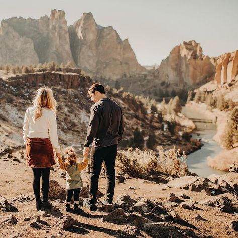 Bend Oregon Photographer on Instagram: "Smith Rock never disappoints... and as always, I adore capturing this beautiful family! From Oregon to Maui and back it's always a fun adventure with them! . . . #kimberlykayphoto #smithrock #smithrockstatepark #centraloregonlife #centraloregon #centraloregonphotographer #centraloregonfamilyphotographer #smithrockfamilyphoto #bendfamilyphotographer #bendphotographer #oregonfamilyphotographer #oregonphotographer" Sunriver Oregon, Sunriver Resort, Smith Rock State Park, Oregon Life, Rock Family, Family Photoshoot Outfits, Fall Family Pictures, Fun Adventure, Family Picture Outfits