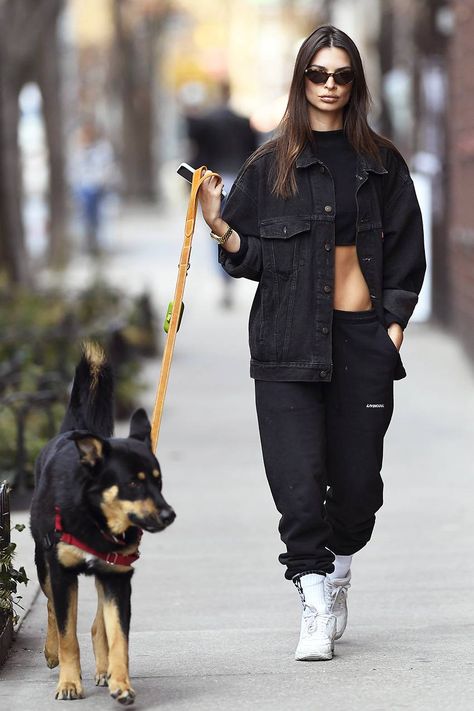 Emily Ratajkowski comfortable outfit Emily Ratajkowski Style Street, Emrata Style, Dog Walking Outfit, Emily Ratajkowski Outfits, Stile Kendall Jenner, Emily Ratajkowski Style, Chill Outfit, Comfy Vibes, Work From Home Outfit