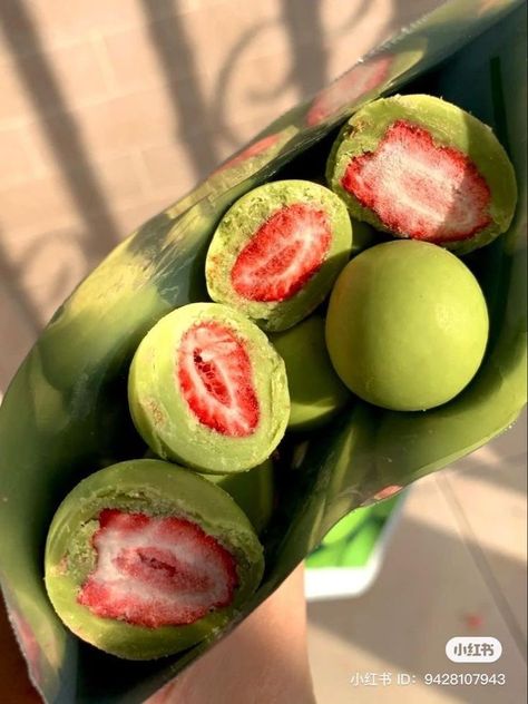 Matcha Strawberry, Strawberry Matcha, Kawaii Cooking, Healthy Food Motivation, Yummy Comfort Food, Healthy Sweets Recipes, Food Drinks Dessert, Greens Recipe, Food Obsession