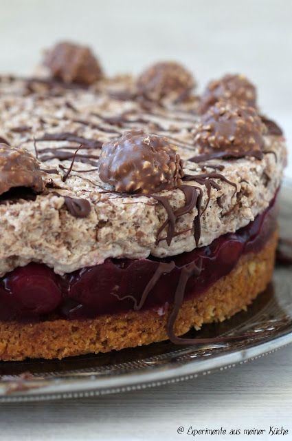 Ferrero Rocher Torte, Cake Oven, Easy Vanilla Cake Recipe, Cake Recipes Easy Homemade, Torte Cake, Cinnamon Roll Cake, Cake Recipes From Scratch, Vanilla Cake Recipe, Cherry Cake