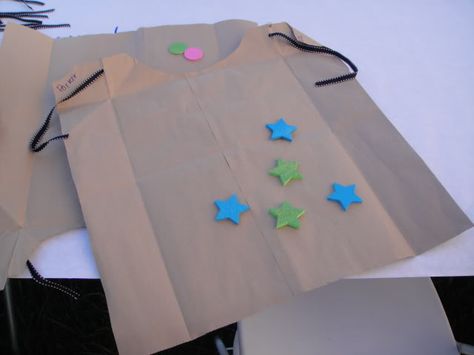 Paper Bag Super Hero Cape. Kindergarden or first grade. Superhero Cape Craft, Superflex Activities, Diy Superhero Cape, Superhero Preschool, Superhero Week, Summer School Themes, Superhero Camp, Paper Flowers Diy Wedding, Super Hero Capes