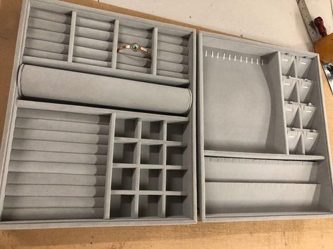 Jewellery Drawer Storage, Closet Makeup Vanity, Jewellery Organisation, Earrings Holder, Jewelry Organizer Drawer, Organization Closet, Dressing Room Closet, Jewelry Trays, Jewelry Tray Organizer