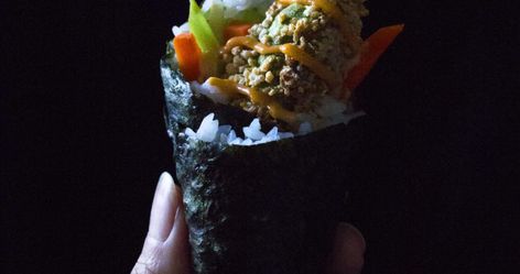 Crunchy Avocado Hand Rolls - Wife Mama FoodieFacebookInstagramPinterestTwitterYouTube Sushi Hand Rolls, Inside Out Sushi, Avocado Sushi, Sushi Ginger, Veggie Sushi, Vegetarian Sushi, Seasoned Rice Vinegar, Sriracha Mayo, Vegan Sushi