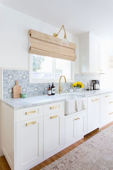 Moroccan Tile Backsplash, Backsplash With White Cabinets, Spanish Kitchen, Kitchen Remodel Before And After, Blue Tile, Backsplash Tile, Gorgeous Kitchens, Chic Kitchen, Beautiful Kitchen