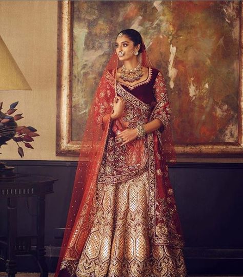 Indian Bridal Trends 2019: Shilpa-Approved Wedding Fashion Lehenga Draping Styles, Lehenga Dupatta Draping Style, Double Dupatta, Dupatta Draping Styles, Dupatta Draping, Orange Lehenga, Wedding Hairstyles For Medium Hair, Bridal Trends, Lehenga Dupatta