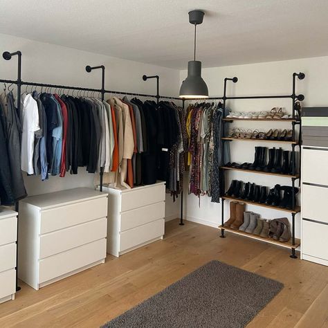 Men Living Room Ideas Apartments, Men Living Room Ideas, Spare Room Walk In Closet, Mens Room Decor, Mens Bedroom Decor, Organized Closet, Room Design Modern, Dream Closet Design, Closet Design Layout