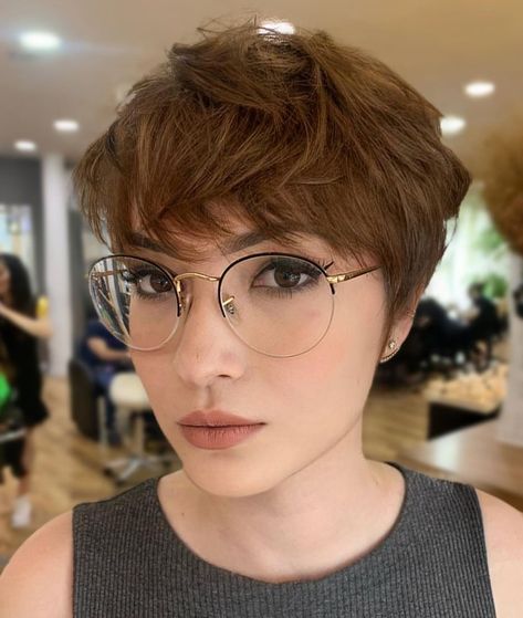 Short Messy Pixie with Bangs Pixie Hair With Glasses, Short Hair Glasses Women, Pixie Glasses, Pixie Haircut With Glasses, Pixie Cut With Glasses, Pixie With Glasses, Pixie Styling, 2023 Glasses, Short Messy Haircuts