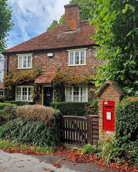 Cottage In England, Buckinghamshire Houses, London Cottage Aesthetic, British Family Aesthetic, New England Cottage Exterior, English House Exterior, Red Brick Cottage, Narrowboat Life, English Style House