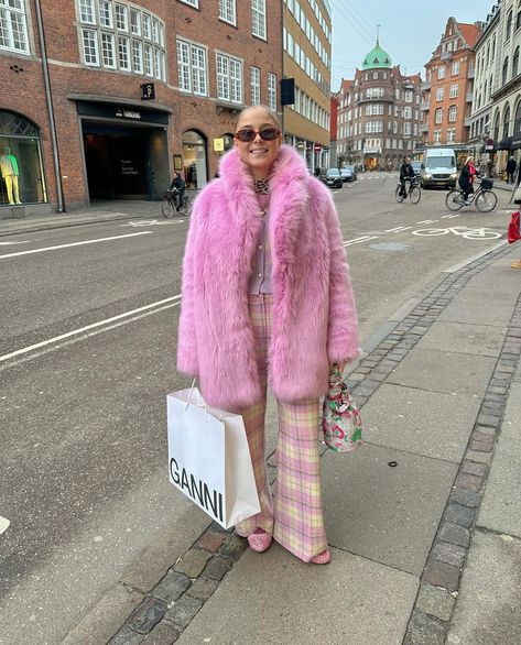 Guess my favorite color 🎀🕺🏼 #pinkoutfit #outfitpost #streetstyle | Instagram Fur Coat Outfit Aesthetic, Pink Fur Coat Outfit, Coat Outfit Aesthetic, Pastel Pink Coat, Pink Coat Outfit, Colorful Fur Coat, Winter Fashion Cold, Pink Fur Coat, Fur Coat Outfit