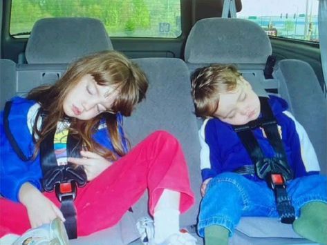 Nostoligic Photos, Childhood Aesthetic Kids, Childhood Photos Aesthetic, Childhood Aesthetic, Childhood Pictures, Nostalgia Aesthetic, Nostalgia Core, Childhood Memories 2000, Girls Together