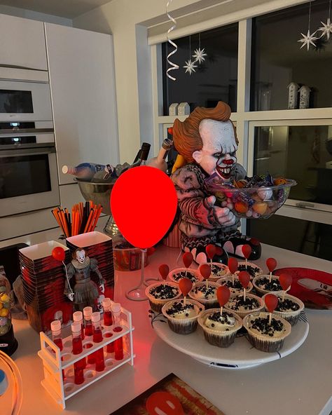 Goth Breakfast, It Themed Party, It Themed Birthday Party, Horror Movie Birthday Party, Pennywise Birthday, Pennywise Party, Adult Halloween Birthday Party, Horror Birthday, Horror Cake