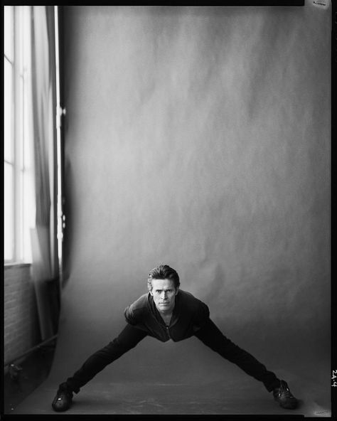 Willem Dafoe (Interview Russia) Funny Poses, Willem Dafoe, Septième Art, Foto Poses, Silly Images, Dynamic Poses, Really Funny Pictures, Photoshoot Poses, Senior Photos