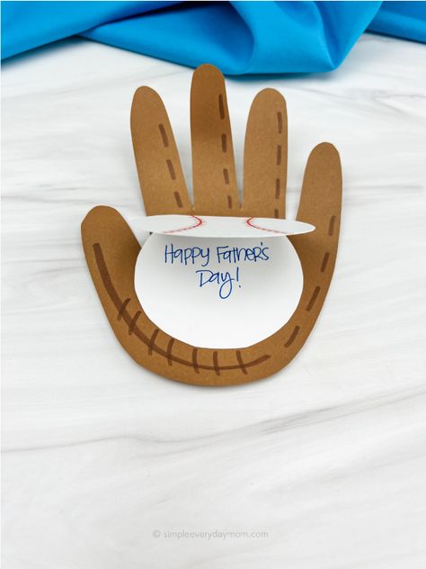 If your kids love sports or if they want to make a fun Father's Day card, this handprint baseball card craft is perfect! It's super simple to make and comes with a free template. Download it and make it with preschool, kindergarten, and elementary children. Handprint Baseball, Handprint Footprint Crafts, Fathers Day Card Ideas, Homemade Fathers Day Card, Baseball Card Template, Diy Father's Day Cards, Kids Fathers Day Crafts, Fathersday Crafts, Fathers Day Gifts Ideas