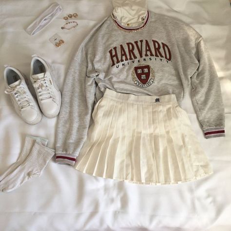 Harvard University Outfit, Harvard Outfit, Romanticing School, Harvard Uni, Harvard Sweater, Harvard College, Harvard Law, University Outfit, College Aesthetic