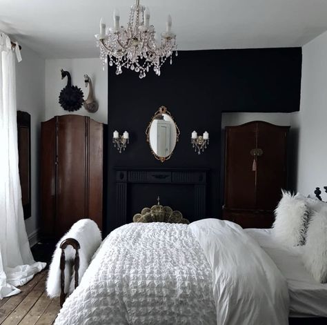 Gothic Bedroom Aesthetic, 1920s Bedroom, Modern Vintage Bedrooms, Vintage Bedrooms, Vintage Bedroom Styles, Gothic Bedroom, Victorian Bedroom, Dark Home Decor, Goth Home Decor