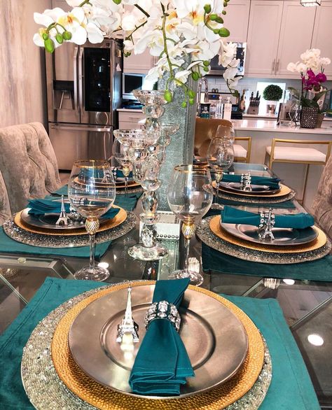 Teal And Gold Dining Room Table Decor, Blue And Gold Dining Room Decor, Turquoise Dining Room Decor, Home Table Setting Dining Room, Blue And Gold Dining Room Table Settings, Teal And Gold Dining Room, Dinning Room Table Set Up Ideas, Teal Dining Room Decor, Turquoise And Gold Living Room