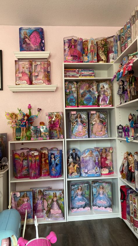 Barbie Collection Display Ideas, Doll Collection Storage, Doll Collection Display, Barbie Display Case, Barbie Collector Room, Disney Doll Collection Display, Barbie Room, Y2k Pink, Doll Display