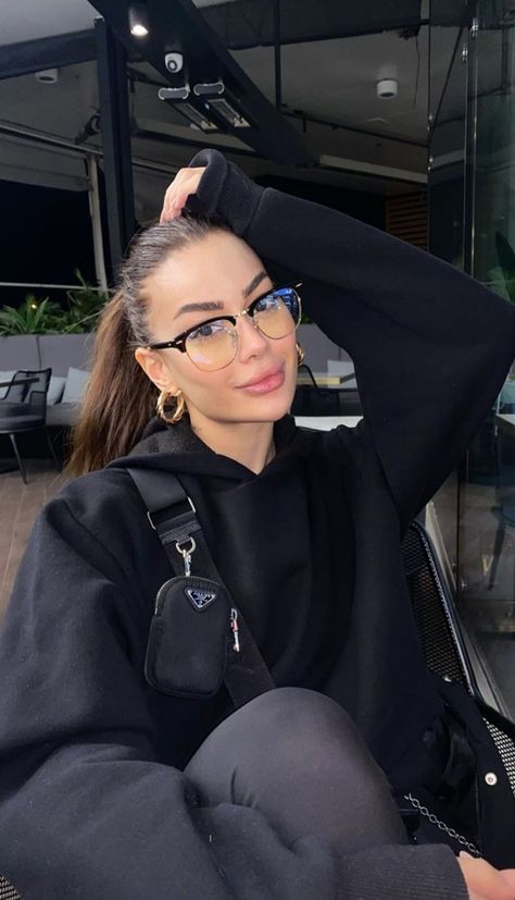 Baddie With Glasses, Eyebrow Ideas, Optical Glasses Women, Glasses Aesthetic, Classy Glasses, Glasses Inspiration, Womens Glasses Frames, Hair Color Streaks, Fashion Eye Glasses