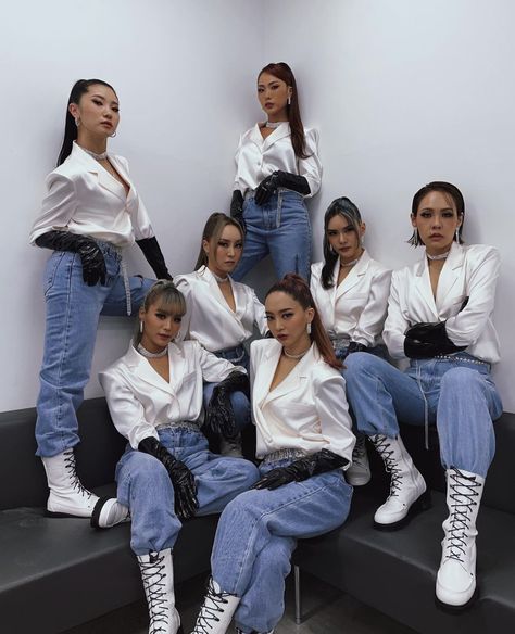 Dance Crew Outfits, Hiphop Dance Outfit, Hip Hop Dress, Woman Fighter, Dance Costumes Hip Hop, Hip Hop Costumes, Group Dance, Dance Women, Dancers Outfit