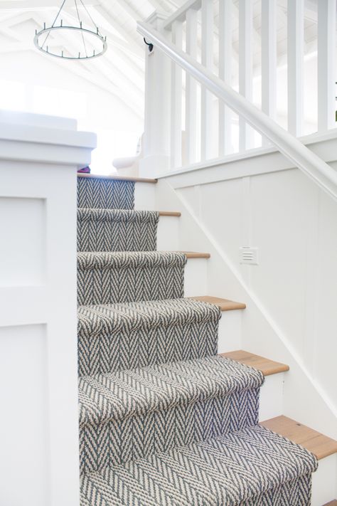 Stairs Runner, Carpet Diy, Carpet Staircase, Staircase Runner, Staircase Remodel, Entry Wall, Staircase Makeover, Hallway Designs, Hal Decor