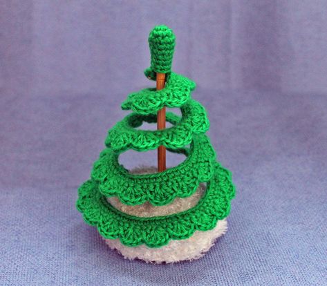 Spiral Christmas Tree Crochet Christmas Tree Ornaments, Crochet Baby Dress Free Pattern, Spiral Christmas Tree, Crochet Christmas Trees Pattern, Christmas Tree Designs, Diy Natal, Crochet Christmas Tree, Crochet Tree, Crocheted Christmas