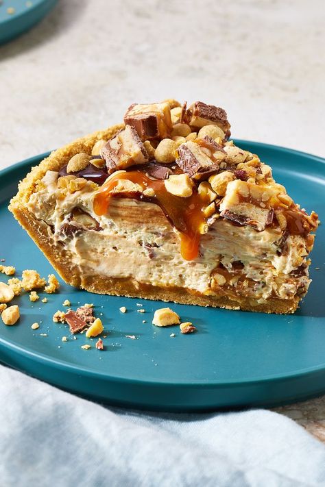 No-Bake Snickers Pie Snickers Pie, Creamy Pie, Salted Peanuts, Holiday Pies, Snickers Bar, Easy No Bake Desserts, No Bake Pies, Pie Cake, Graham Cracker Crust