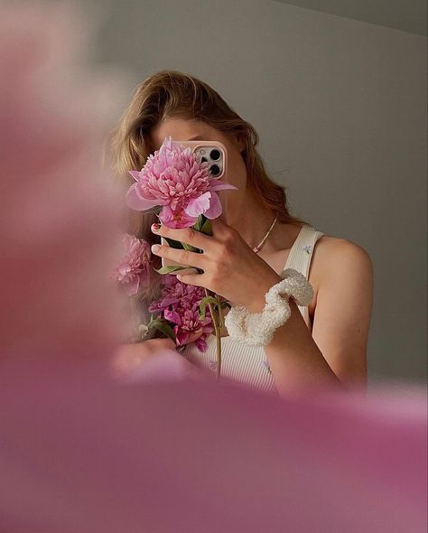 Flowers Mirror Selfie, Film Photography Tips, Flower Photoshoot, Flowers Instagram, Photographie Portrait Inspiration, Creative Portrait Photography, Photography Posing Guide, Model Poses Photography, Instagram Ideas Photography