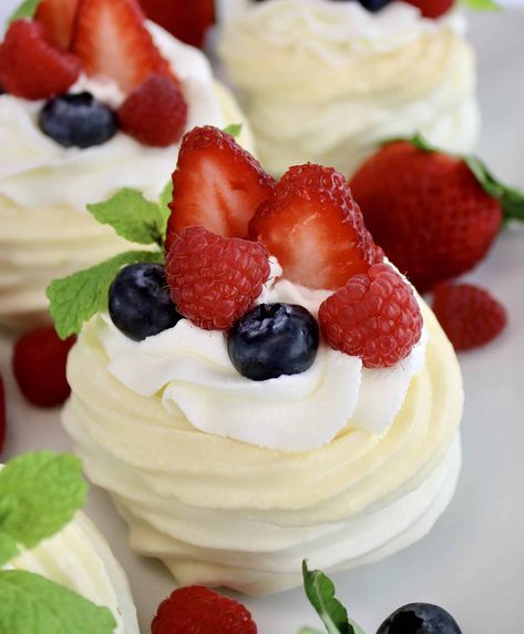 Keto Pavlova, Mini Pavlovas, Postres Keto, Slow Cooker Appetizers, Mini Pavlova, Pavlova Recipe, Protein Diet, Summer Meals, Low Carb Cookies