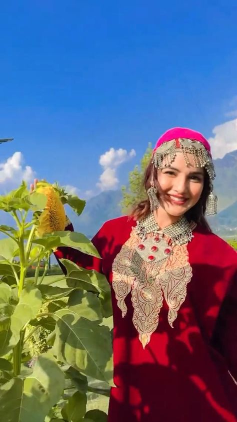 Kashmiri Look Photoshoot, Kashmiri Culture Dress, Jammu And Kashmir Traditional Dress, Kashmiri Dress Designs, Kashmiri Dress Traditional, Kashmir Traditional Dress, What To Wear In Kashmir Trip, Kashmiri Pheran Designs, Pheran Kashmiri Dress