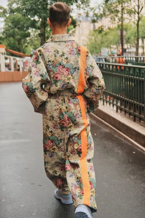 Floral Street Style, Summer 2024 Fashion Trends Street Style, Streetwear Fashion Week, Fashion Gender Neutral, Gender Neutral Fashion, Luxury Street Style, High Fashion Men, Fashion Calendar, Latest Trends In Fashion