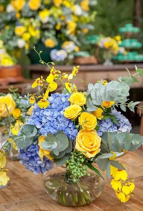 Blue And Yellow Flower Centerpieces, Traditional Decorating, Lemon Themed Party, Lemon Themed Bridal Shower, Lemon Wedding, Candy Tables, Italian Theme, Tafel Decor, Yellow Decor