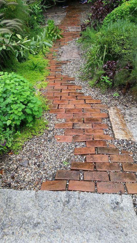 Brick Path, Brick Garden, Garden Walkway, Garden Yard Ideas, Garden Pathway, Lawn And Garden, Backyard Landscaping Designs, Rock Garden, Garden Paths