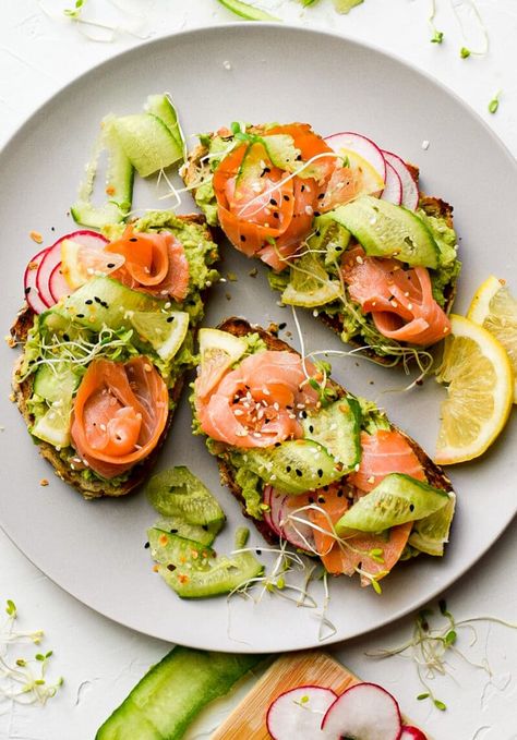 Guacamole Bruschetta, Salmon Avocado Toast, Salmon Breakfast, Smoked Salmon Recipes, Avocado Toast Recipe, Salmon Avocado, Breakfast Toast, Kitchen Stories, Toast Recipes