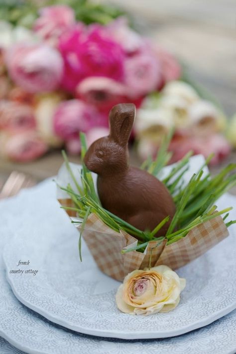 5 Charming and Easy Easter place setting ideas with chocolate rabbits - French Country Cottage Easter Place Settings Diy, Easter Favors For Table, Easter Brunch Favors, Easter Place Setting Ideas, Easter Table Favors, Easter Table Decor Ideas, Easter Brunch Table Setting, Brunch Table Setting, Easter Brunch Table